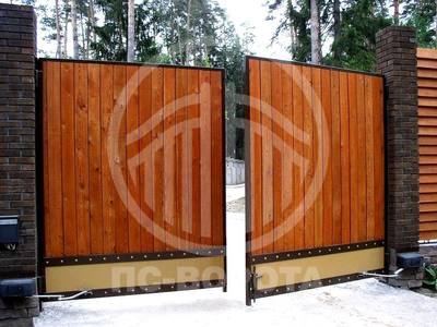 Деревянные распашные ворота с рычажным механизмом открывания